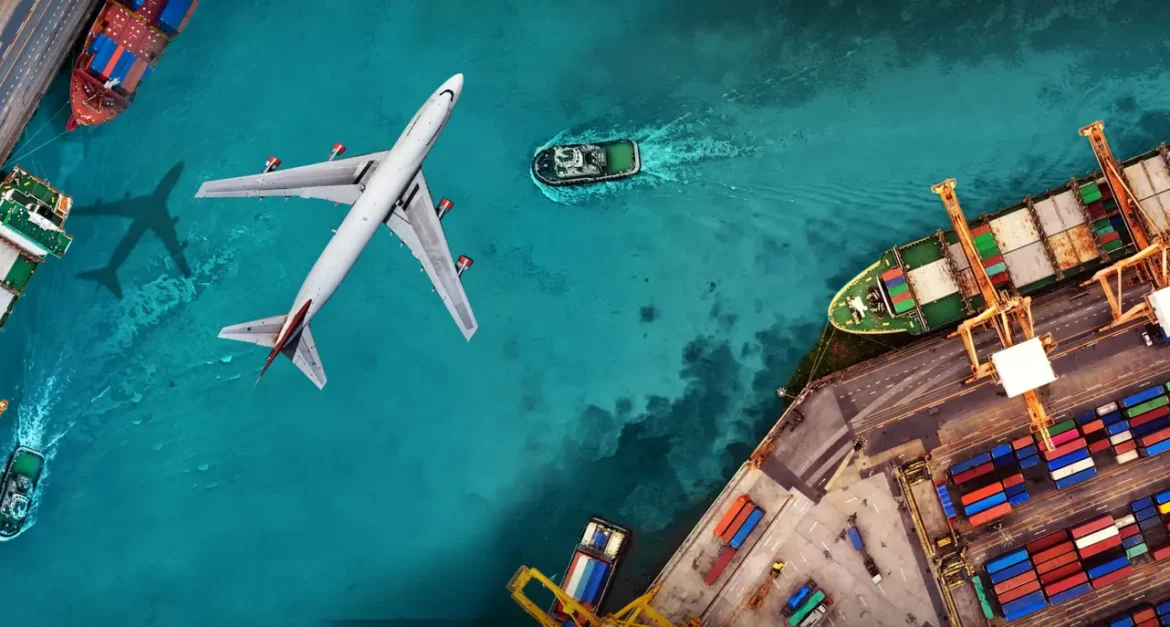 Avion volant au-dessus d’un port maritime avec des conteneurs et des navires, représentant le transport multimodal.