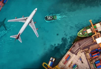 Avion volant au-dessus d’un port maritime avec des conteneurs et des navires, représentant le transport multimodal.