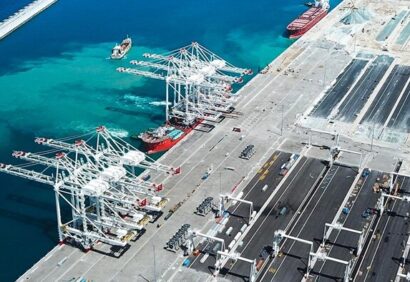 Port maritime avec grues et navires, illustrant les infrastructures modernes de Tanger Med.