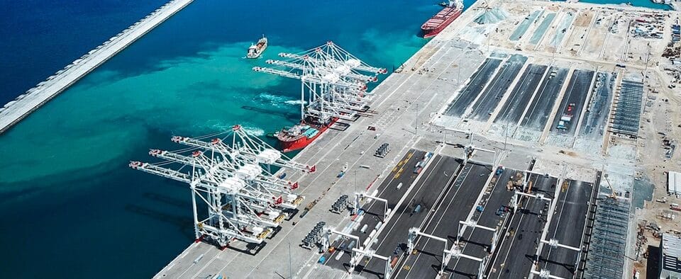 Port maritime avec grues et navires, illustrant les infrastructures modernes de Tanger Med.